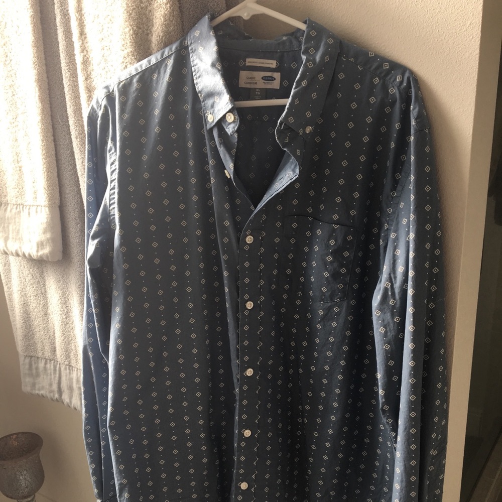 Men’s patterned blue long sleeve button down shirt